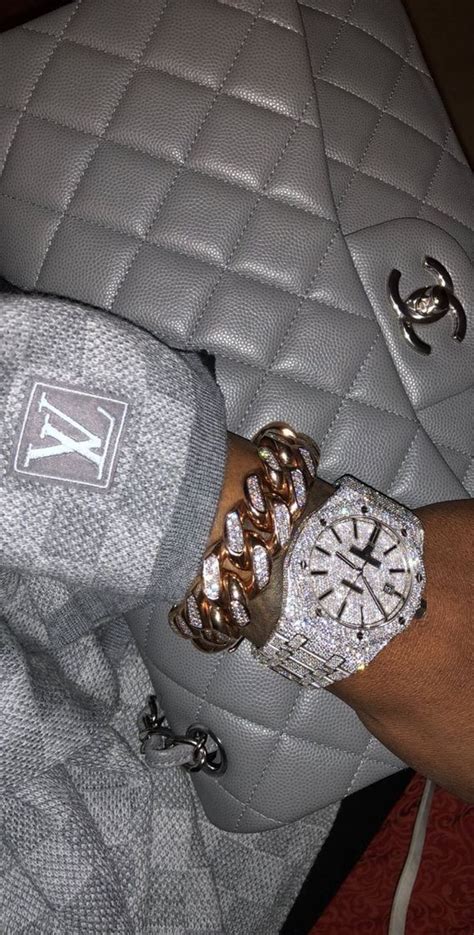 There is probably no other handbag material in the world that's as easily recognizable as the louis vuitton monogram. Adore this wrist candy and Gray Chanel Bag | Luxury ...
