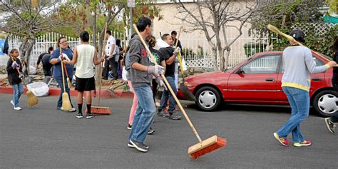 Volunteers Clean Up Trash Litter On Pacoima Streets Daily News