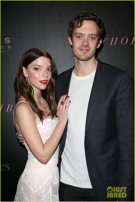 Es conocida por su papel protagonista como thomasin en la película de terror sobrenatural the witch (2015) y como casey cooke en las películas de terror y suspenso split. Anya Taylor-Joy Joins Director Cory Finley at 'Thoroughbreds' Screening: Photo 4047065 | Anya ...