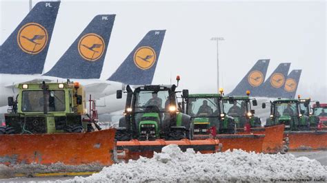 Germany Heavy Snowfall Cancels Flights At Munich Airport News Dw