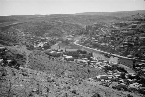 صور قديمة لوسط مدينة عمان من أربعينيات القرن الماضي و يظهر فيها المسجد الحسيني وسط البلد