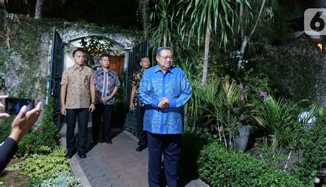 Foto Pimpinan Mpr Antar Undangan Pelantikan Presiden Ke Sby Foto