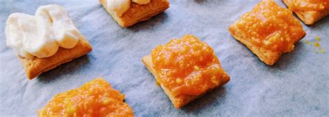 Normally the tompouce has a pink glaze layer, but on king's day and during the european championship and world. EASY AS THAT!