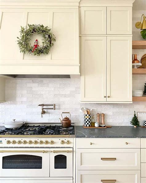 25 Gold Kitchen Hardware Ideas That Exude Opulence