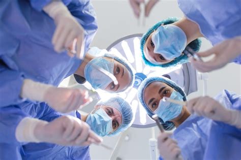 Chirurgen Die Vor Der Operation über Dem Patienten Stehen Multiethnische Mitarbeiter Im