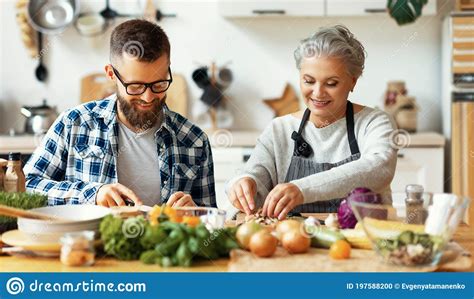 Feliz Mujer Madura Con Un Hijo Adulto Cocinando Juntos En Casa Foto De