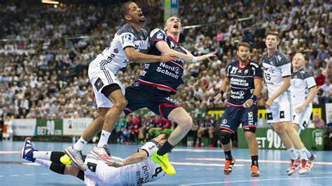 Bilder finden, die zum begriff handball passen. Derbysieg - Flensburg bleibt in Kiel cool | NDR.de - Sport ...