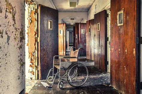 20 haunting photos of abandoned asylums in the united states