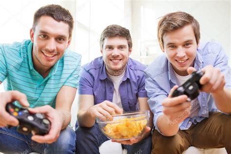 Sonrientes Amigos Jugando Juegos De Video En Casa — Foto De Stock 51692705 — Depositphotos