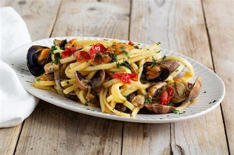 Un primo piatto facilissimo di quelli che tutti sanno realizzare, quei piatti che in poco tempo si realizzano con la certezza di figurare coi commensali. LE MIGLIORI 30 RICETTE DI PRIMI PIATTI DI PESCE PER L ...