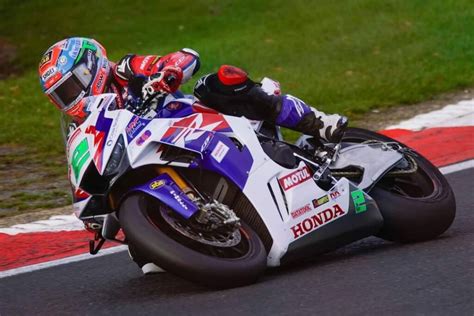 bsb bradley ray seals the 2022 bennetts british superbike championship at brands hatch short