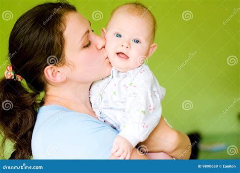 La Madre Besa A Su Bebé Imagen De Archivo Imagen De Amor 9890689