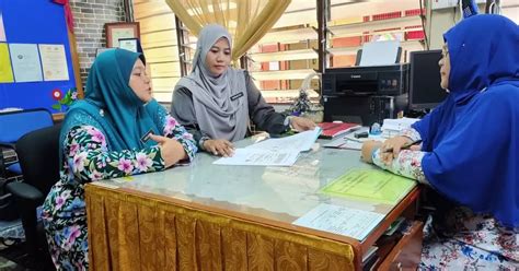 Amat encik mohamed bin md zain encik mohd faizal bin ismail encik yahya bin arif mohd akhir bin lazim oon kork chern en mohd zamzuri bin mohd zaman encik azman bin ab rahim encik mohd sabri b mohd basir encik mohd yunos bin mat. SEKOLAH KEBANGSAAN PENGHULU ABU BAKAR: Majlis Penyerahan ...