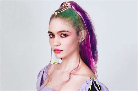 Her art is influenced by japanese anime, manga, and comic artists such as charles burns and daniel clowes. GRIMES enseña SU NUEVA CANCIÓN "PRETTY DARK"