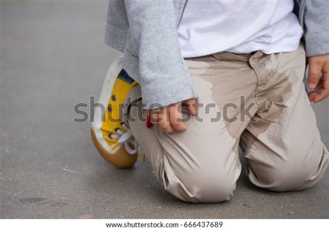 1 165 Peeing Pants Immagini Foto Stock E Grafica Vettoriale Shutterstock