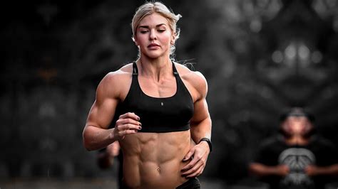 10 female fitness influencers with the best abs