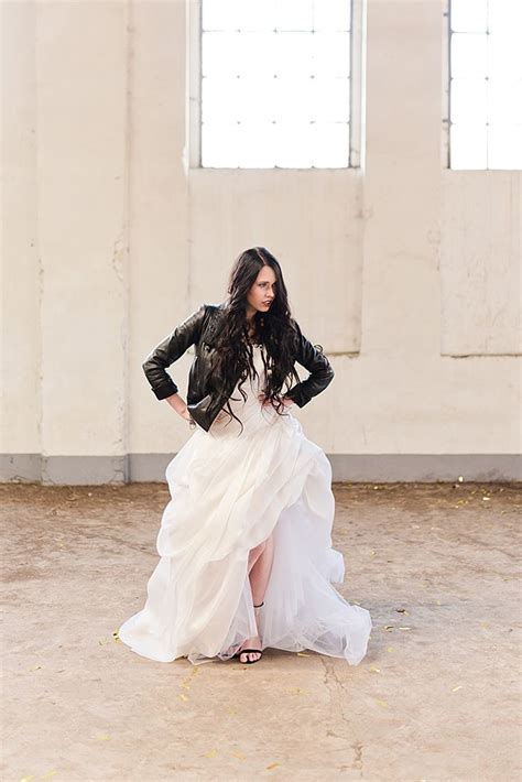Früher konnten sich nur adelige und vermögende leute ein weißes brautkleid leisten. Rock it! Ein Brautoutfit mit Coolness | Kleid hochzeit ...