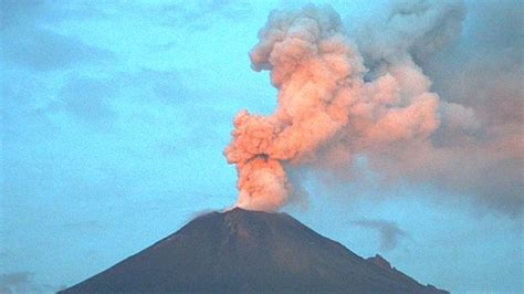 Volcán Popocatépetl Entra En Erupción Lanzando Grandes Fumarolas Video