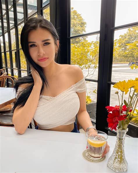 Maria Vania Seksi Presenter Foto Body Goals Terbaru 2020 Zona Artis Lagi