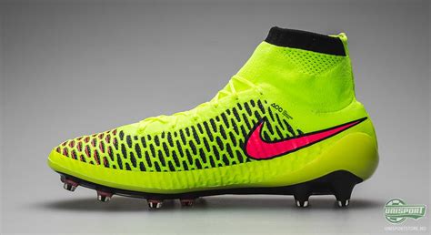 Vi har samlet alle fotballsko på internett på ett sted slik at du enkelt kan finne dine favoritter til den beste prisen. Vi tar Nike Magista Obra under lupen