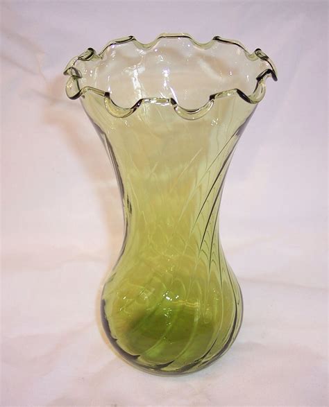 Vintage Retro Green Art Glass Vase Swirl Pattern Valentines Etsy