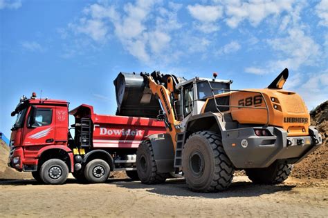 Liebherr L586 Xpower Lights Up The Way For Dowideit Recycling Gmbh Road