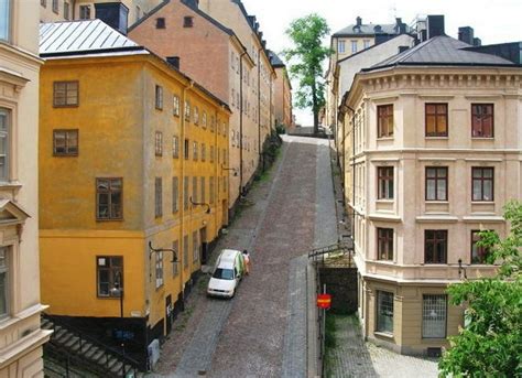 Södermalm, çevresine bir dizi köprü ile bağlıdır. File:Brännkyrkagatan Södermalm Stockholm 2005-06-17.jpg ...