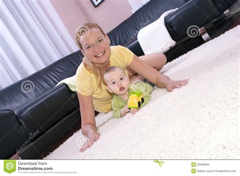 Belle Maman Avec Son Fils Jouant Heureusement Photo Stock Image Du