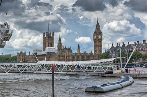 England) είναι τμήμα του ηνωμένου βασιλείου, το οποίο είναι νησιωτικό κράτος βορειοδυτικά της ηπειρωτικής ευρώπης. ΛΟΝΔΙΝΟ, ΑΓΓΛΙΑ - 15 ΙΟΥΝΊΟΥ 2016: Γέφυρα του ...