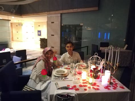 Tengok gambar dalam album di facebook, siap hidang ikut turutan dari starter, main course etc. "We are written for each other" :): Candle Light Dinner ...