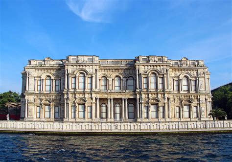 What is the old palace in Istanbul?