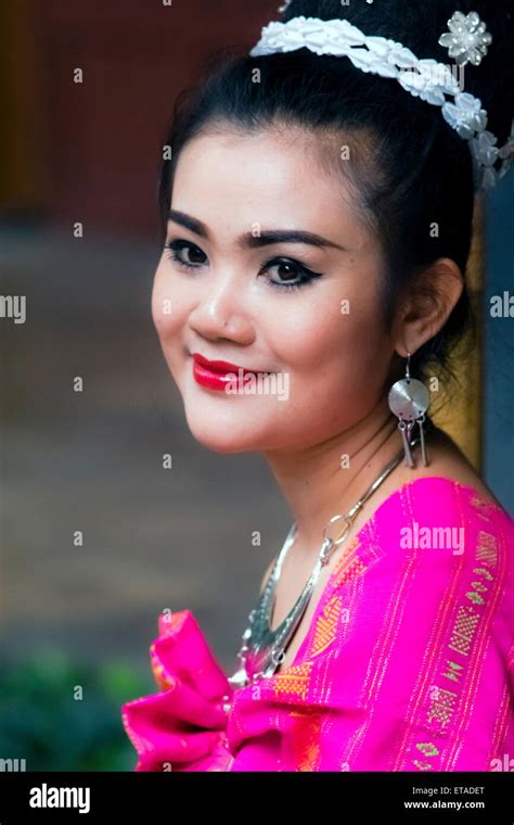 Junges Thailändisches Mädchen Fotos Und Bildmaterial In Hoher Auflösung Alamy