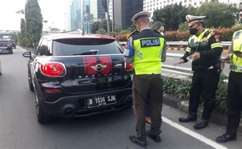 Pengemudi Mini Cooper Mau Salip Rombongan Wapres Ini Penjelasan Polisi