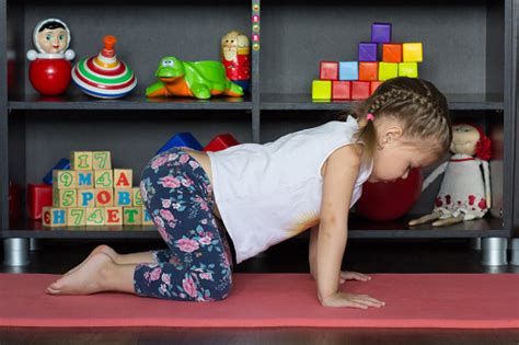 Yoga Kedi Veya Poz Yapma Küçük Kız Stok Fotoğraflar And Yoga‘nin Daha