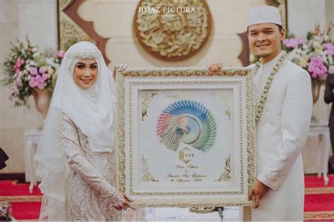 Pernikahan merupakan sebuah acara sakral yang menyatukan dua insan dalam sebuah ikatan janji setia pada yang maha kuasa. Uang hingga Emas Batangan, 10 Mahar Mewah Pernikahan ...