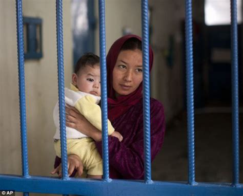 بالصور الحياة داخل سجن بادام باغ النسائي في أفغانستان خاص
