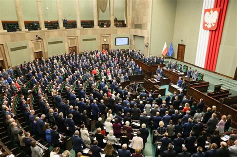 Nocne głosowania w sejmie interesujesz się polityką? Emerytury bez podatku. Dramatyczna walka o pieniądze emerytów w Sejmie RELACJA - Super Express