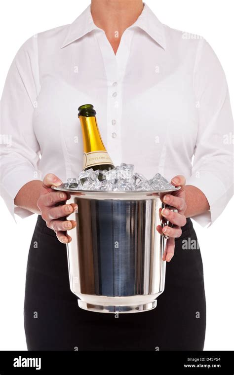 kellnerin hält einen eiskübel mit einer flasche champagner in es isoliert auf einem weißen