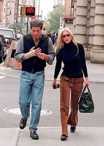 La Cool And Chic Carolyn Bessette Kennedy Carolyn Bessette Kennedy Style Fashion
