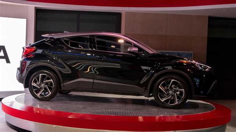 Toyota Refreshes C Hr Hybrid Suv For 2020