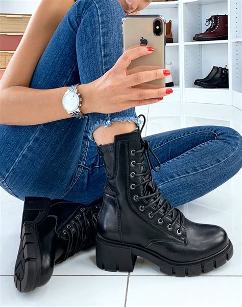 Maybe you would like to learn more about one of these? Bottines noires à lacets et à semelle épaisse