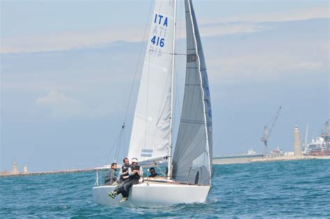 Последние твиты от j/24 class (@j24class). Regate Classe J24, La Superba al comando dopo la prima ...