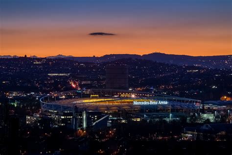 Vfb stuttgart 1893 ag is responsible for this page. Mercedes-Benz-Arena bei Nacht Foto & Bild | architektur ...