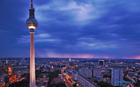 Anfangs waren das recht kleine fotos und bilder, zb. Berlin Wallpaper - WallpaperSafari
