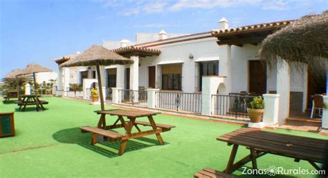 Het biedt 2 restaurants en een terras met een geweldig uitzicht op zee. Apartamentos El Roqueo | Apartamentos Rurales en Conil de la Frontera (Cádiz)