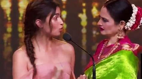 Rekha Beat Alia With Her Amazing Dialogue Delivery Style At Iifa Award Video अपने स्टाइल में