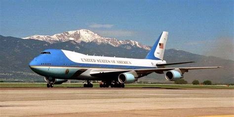 .pesawat kepresidenan milik republik indonesia dari berbagai angle yang menampakkan elitnya pesawat resmi ● untung pesawatnya ga dipake istrinya buat shoping (menyindir istri pm malaysia). Kecanggihan Air Force One, Pesawat Kepresidenan Amerika ...