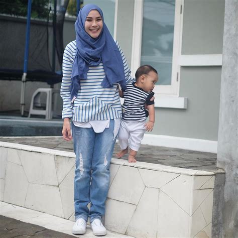 5 ootd lebaran untuk wanita gemuk , gamis jumbo shopee 100 ribuan ! 9 Mix and Math Celana Jeans Dengan Hijab Longgar. Tetap ...