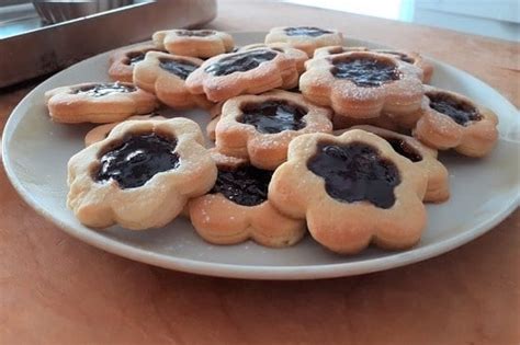 I biscotti occhi di bue sono un classico della pasticceria italiana, perfetti per la colazione del mattino o per accompagnare un tè del pomeriggio. Come fare i biscotti occhi di bue friabili | La Rasdora in cucina