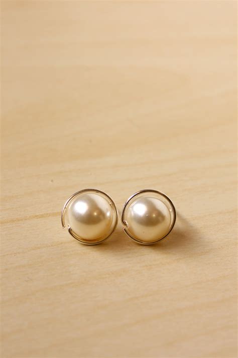 Very cheap earrings yet very classy! DIY Pearl Stud Earrings - Make and Fable